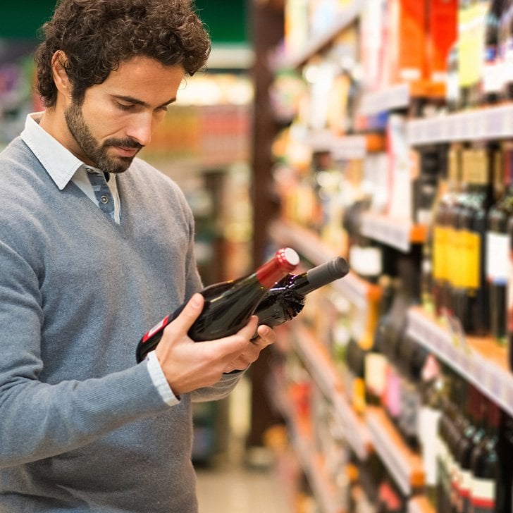 Cliente analisando vinho no corredor do Sam’s Club