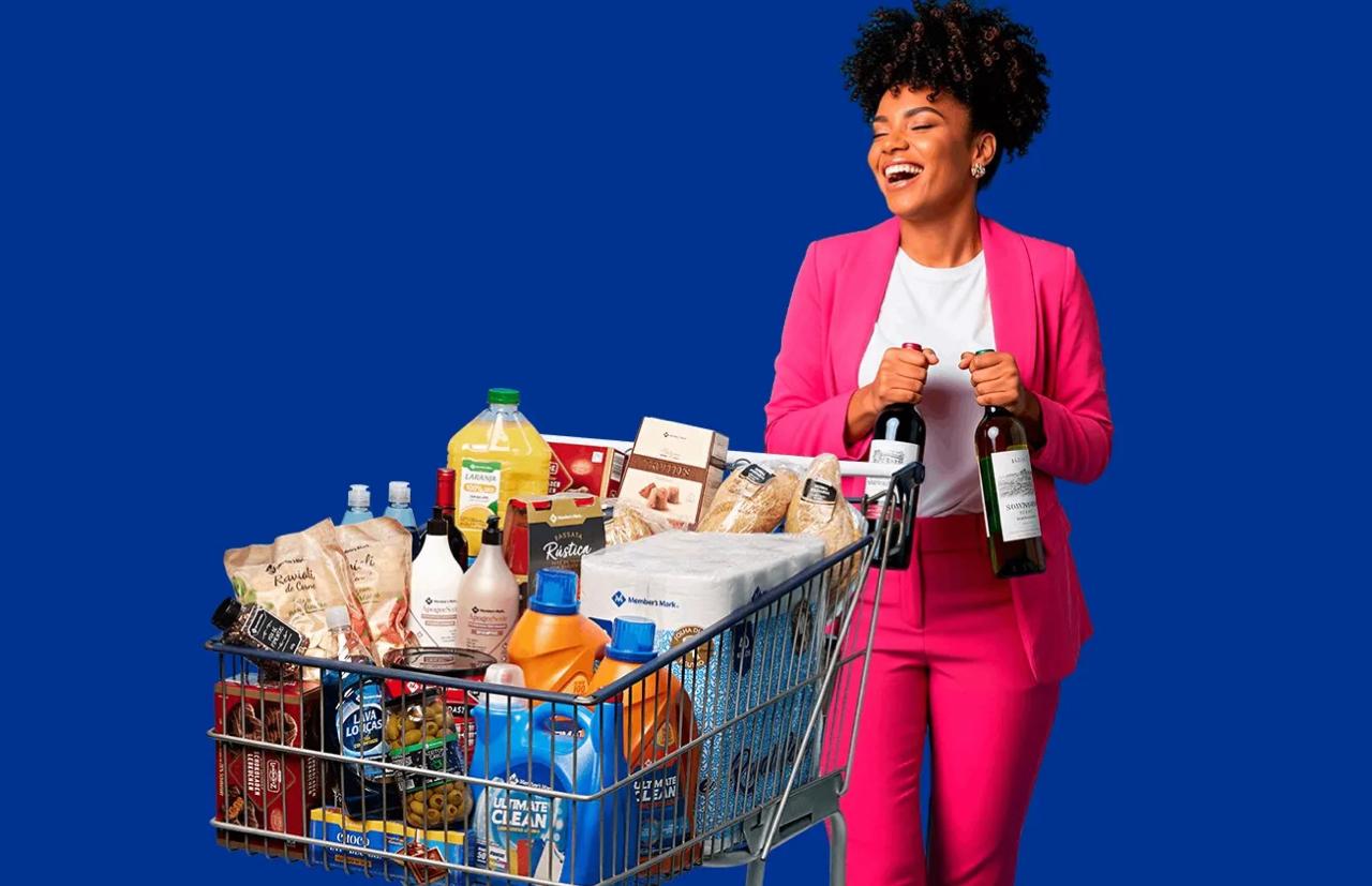 Cliente com carrinho de compras no Sam’s Club